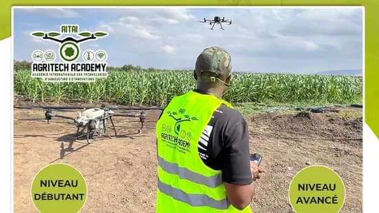 Télépilote en formation manipulant un drone agricole