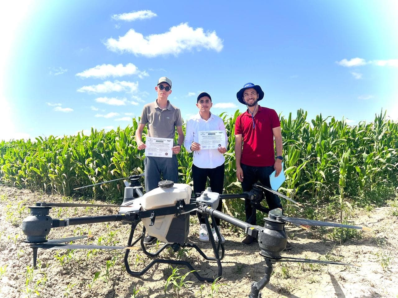 Participants tenant leurs certificats de télépilote de drone