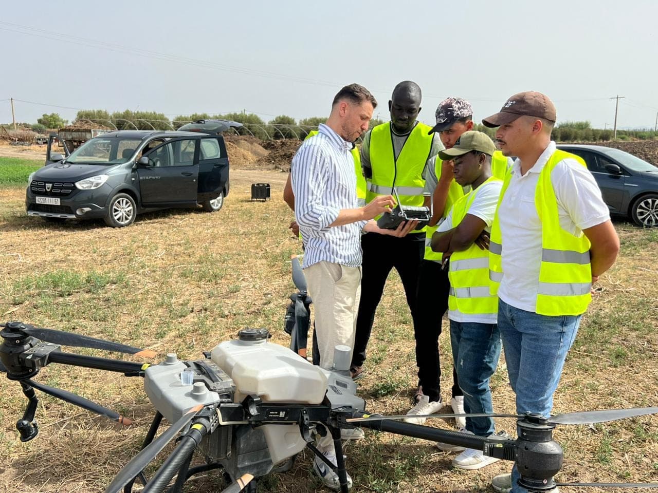 Groupe de participants observant la télécommande d'un drone